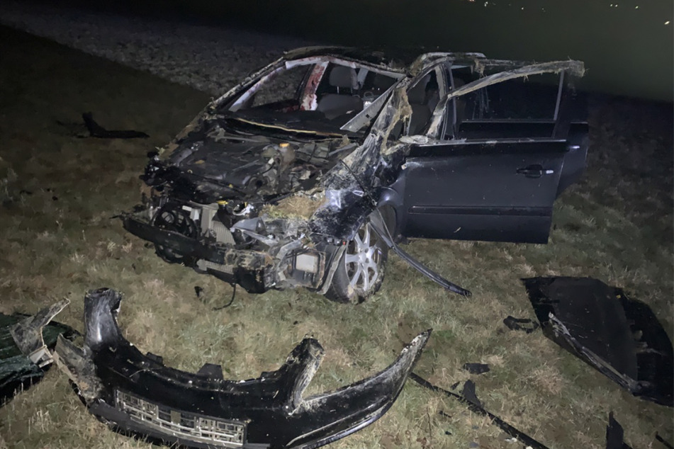 Auto überschlägt sich und wird zerfetzt: Insasse schwer verletzt