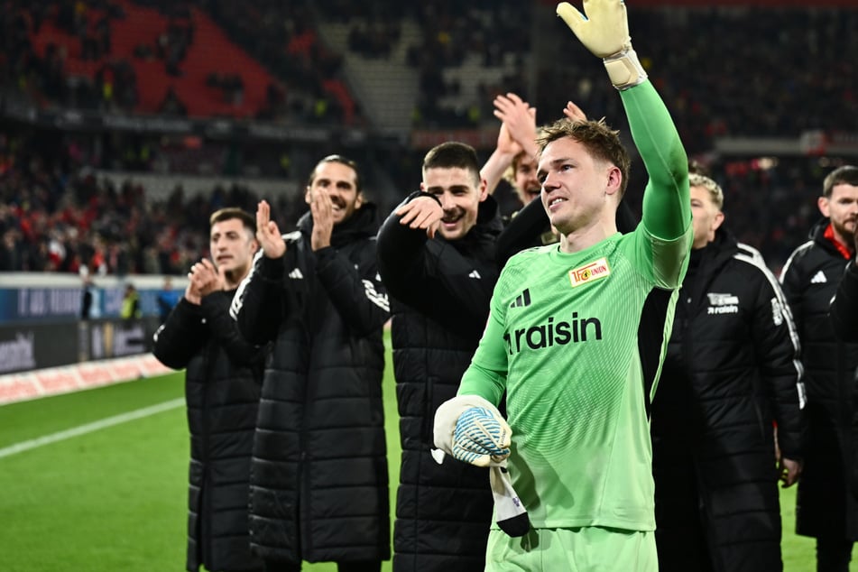 Trotz verletzter Hand hielt Matheo Raab (27, vorne) den Sieg fest.