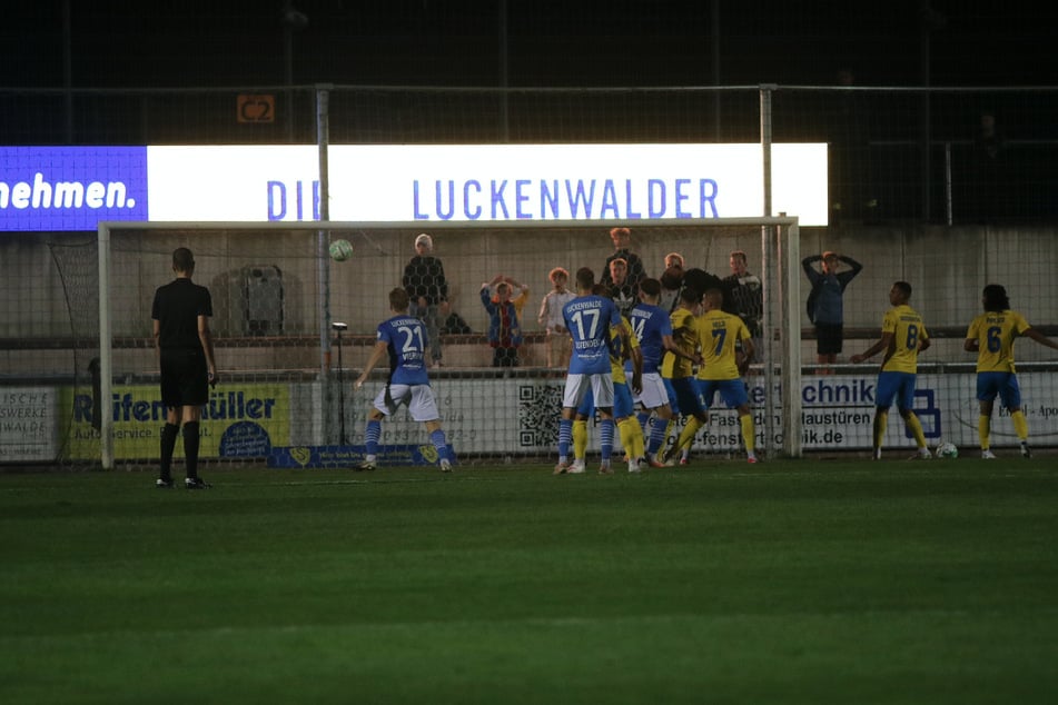 Hilflos musste der 1. FC Lokomotive Leipzig dabei zusehen, wie Edgar Kaizer das 1:0 für den FSV Luckenwalde per Hacke machte.