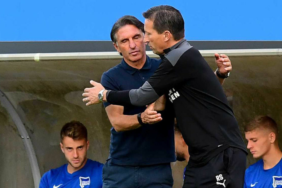 Bruno Labbadia (54, l.) und Eindhovens Trainer Roger Schmidt (53) umarmen sich. Im Testspiel erteilte Schmidts Mannschaft der Hertha eine Lehrstunde.
