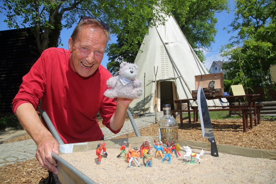 Puppenspieler Michael Heuser (70) inszeniert den Wilden Westen in einer Schubkarre voller Sand.