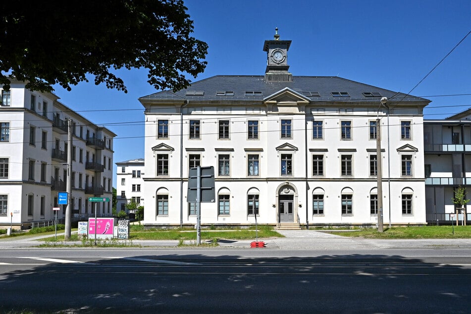 So sieht das Gebäude-Ensemble heute aus. Vorne steht das damalige Verwaltungsgebäude. In anliegenden Häusern wohnten und werkelten Anstaltsbewohner.