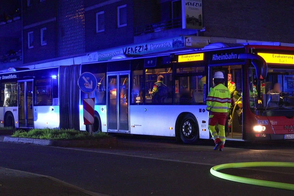 Die betroffenen Personen wurden in einem Bus der Rheinbahn betreut.