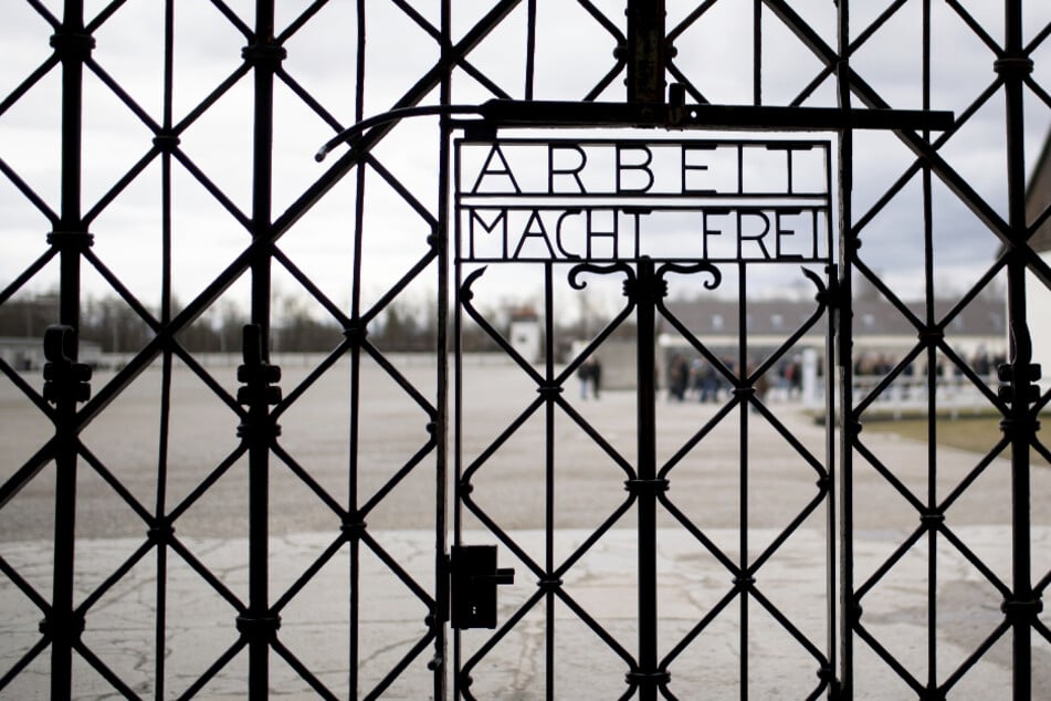 US-amerikanische Soldaten hatten in Dachau am 29. April 1945 mehr als 30.000 Menschen befreit, die inhaftiert waren.