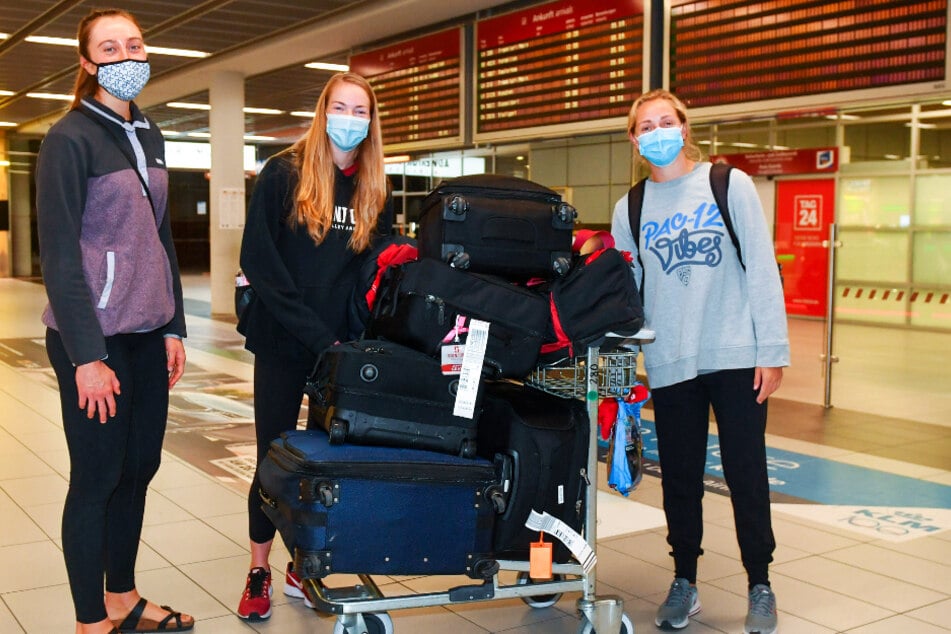 Madeleine Gates (v.l.) kam schon am Montagabend und begrüßte am Dienstag die Nachzügler Jenna Gray und Morgan Hentz. Gemeinsam ging's vom Flughafen zum Corona-Test.
