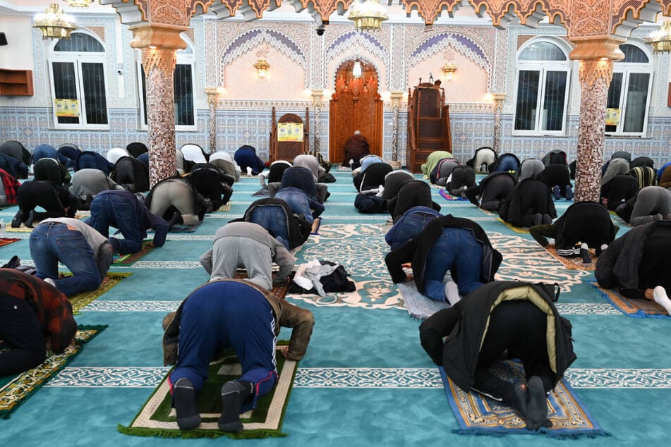 Gläubige beim Gebet in der Abu Bakr Moschee der Islamischen Gemeinde Frankfurt: Die Angst vor möglichen rassistisch motivierten Anschlägen wächst in den Gemeinden.