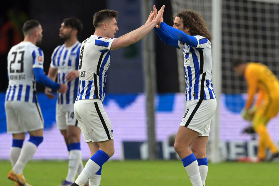 Krzysztof Piatek (25, l.) und Matteo Guendouzi (21) jubeln nach dem 2:1-Sieg gegen den FC Augsburg. Die Freude nach dem Spiel war groß, doch in den kommenden Wochen warten schwere Aufgaben auf Hertha BSC.
