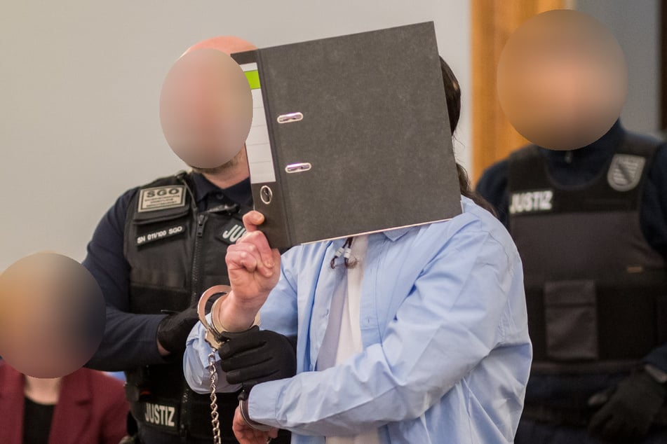 Nick W. wird in den Gerichtssaal geführt. Eigentlich sollte bereits am heutigen Donnerstag ein Urteil fallen, doch wegen einer Zeugen-Bedrohung wurde die Beweisaufnahme fortgesetzt.