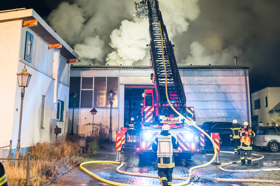 Durch das Feuer und die Löscharbeiten wurde das Gebäude stark beschädigt, die Polizei schätzt den Schaden auf insgesamt zwei bis drei Millionen Euro.