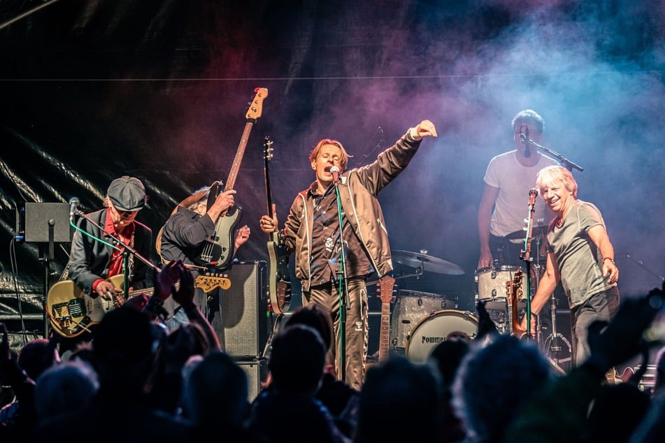 Spielen am Sonntag im Alten Schlachthof (nicht nur) Gundermann-Songs: Alexander Scheer (M.), Regisseur Andreas Dresen (r.) und Ex-Pankow-Gitarrist Jürgen Ehle (l.).