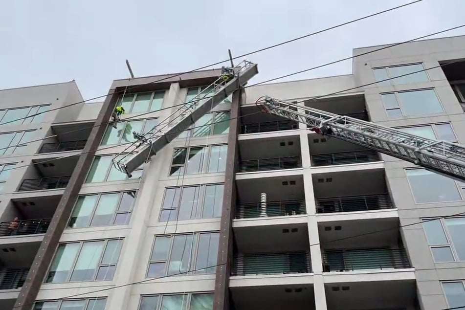 Wegen Stromleitungen unter den Arbeitern wurde die Rettung zur Herausforderung.