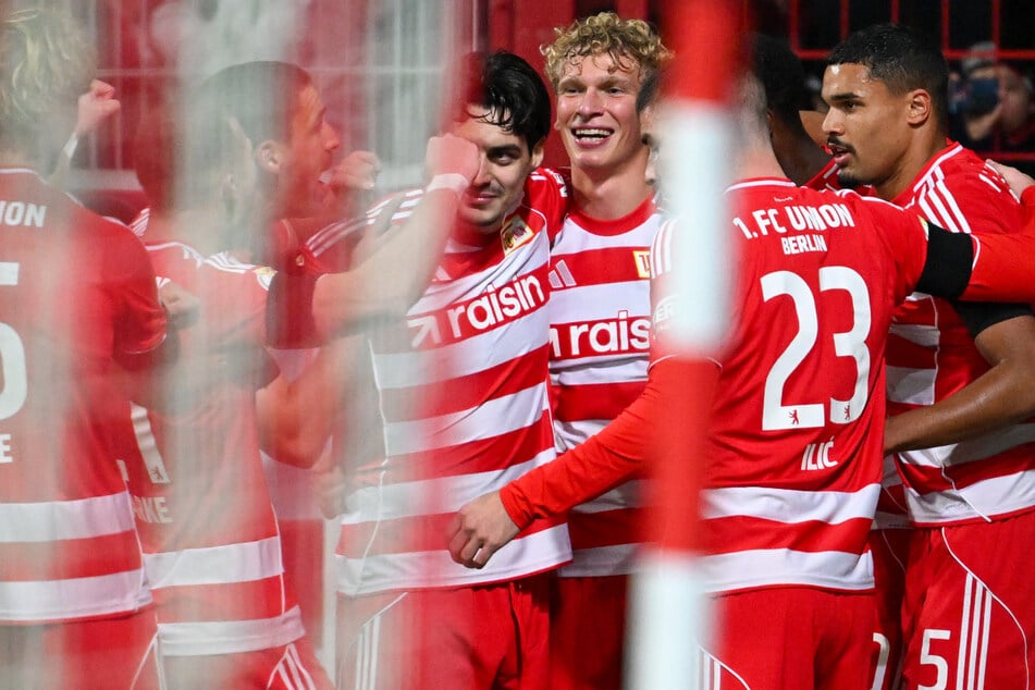 Leopold Querfeld (3.v.r.) lässt sich verdientermaßen feiern.