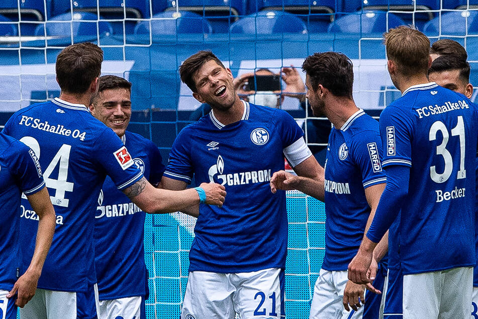 Die Spieler des FC Schalke 04 bejubeln den Treffer von Klaas-Jan Huntelaar (Mitte) zum zwischenzeitlichen 1:0 gegen Eintracht Frankfurt.