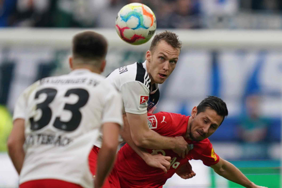 Alles im Blick: HSV-Kapitän Sebastian Schonlau (M.) kehrte gegen Holstein Kiel in die Startelf zurück - und zeigte eine bärenstarke Leistung.