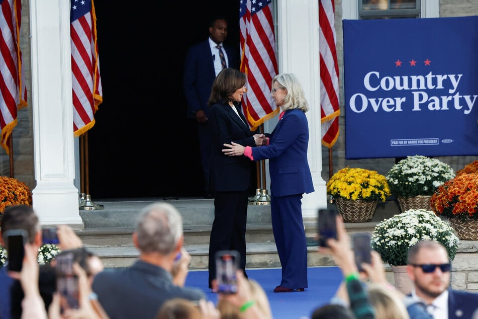 Kamala Harris (l.) was supported by former Republican Rep. Liz Cheney at a campaign rally in Ripon, Wisconsin.