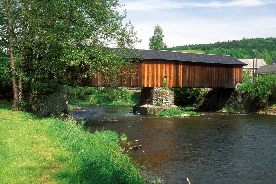 Diesen malerischen Anblick wird die Holzbrücke Hennersdorf nach Abschluss der Sanierung wieder bieten.