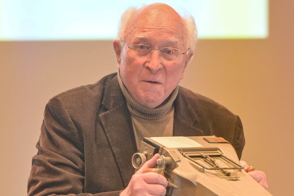 2025 übergab Ernst Hirsch seine Film- und Kamerasammlung an SLUB und Technische Sammlungen.