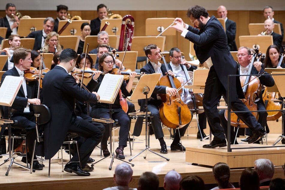 Die Wiener Symphoniker spielen unter Chefdirigent Petr Popelka (39).