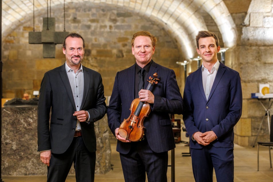 Frauenkirchenkantor Matthias Grünert (51), Artistic Director Daniel Hope (52, Mitte) und Frauenkirchenorganist Niklas Jahn (Jhrg. 1996) in der Unterkirche.