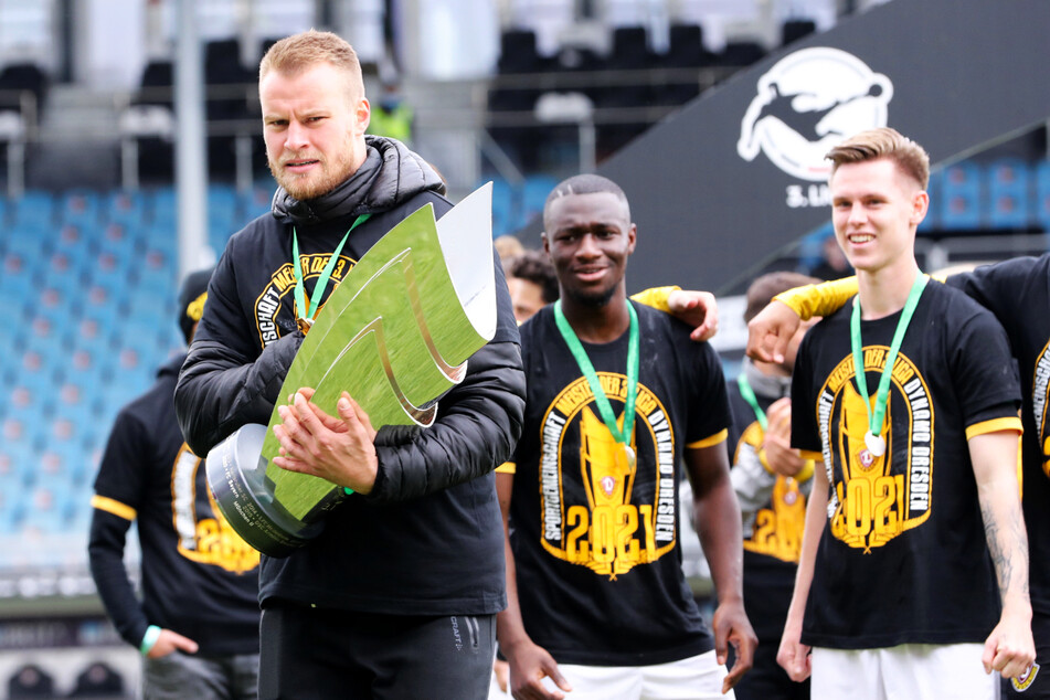 Sebastian Mai (27, l.) mit der Trophäe für Dynamos Drittliga-Meistertitel.