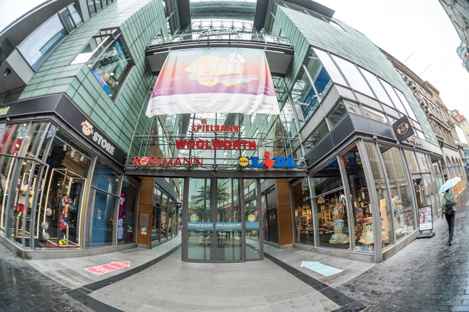 Von der Einkaufsmeile Petersstraße gelangt man in den Petersbogen.