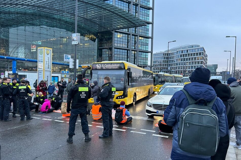Vor dem Berliner Hauptbahnhof sitzen Klimaaktivisten der "Letzten Generation" auf der Straße und sorgen für Stau.