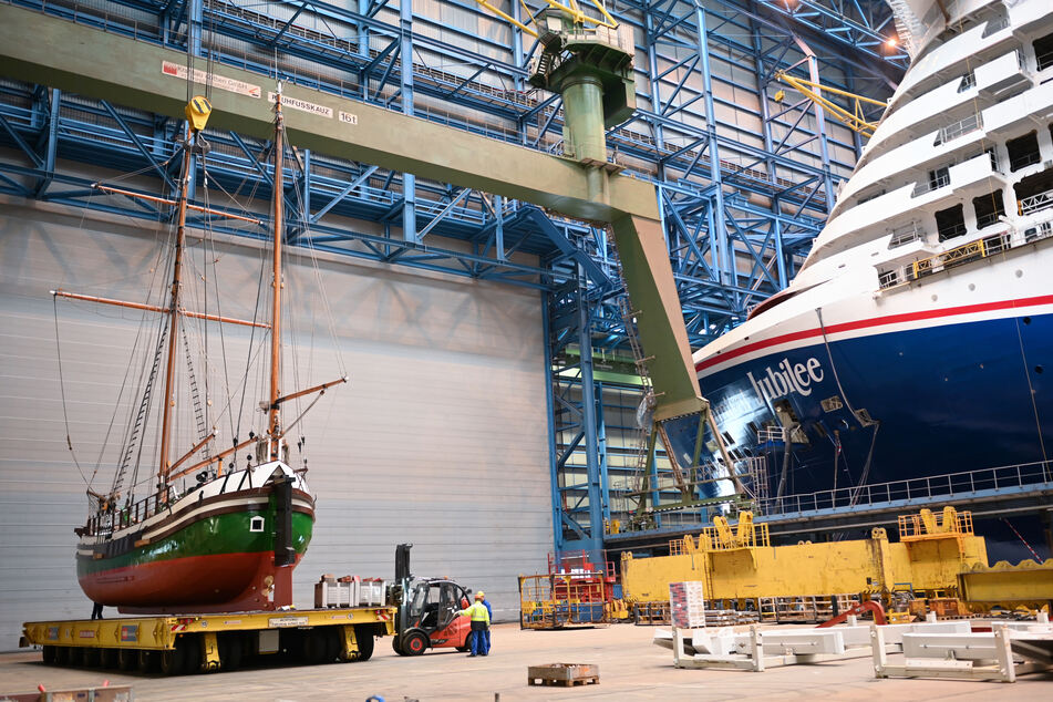 Neu lackiert wird das Traditionsschiff "Gesine von Papenburg" von Mitarbeitern der Meyer Werft auf einem Tieflader gesichert.