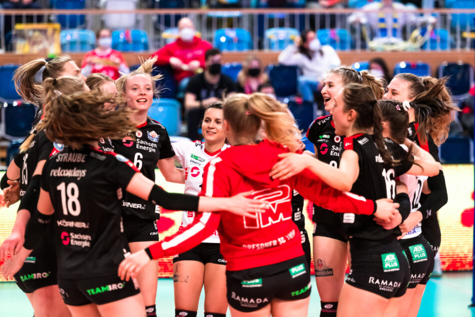 Der Siegertanz der DSC-Schmetterlinge nach dem 3:1-Erfolg in Potsdam.