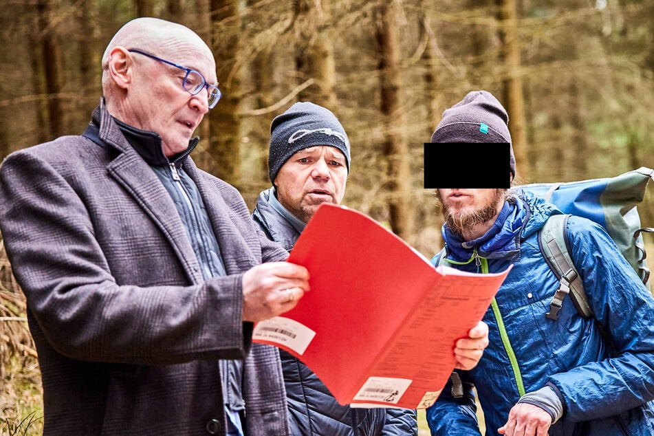 Da steht der Richter im Wald: Amtsrichter Jürgen Uhlig (64, links) vergleicht mit Anwalt Albrecht Dietze (52) aus Olbernhau und Mountainbiker Martin D. (38) die Ortslage mit der Aktenlage.