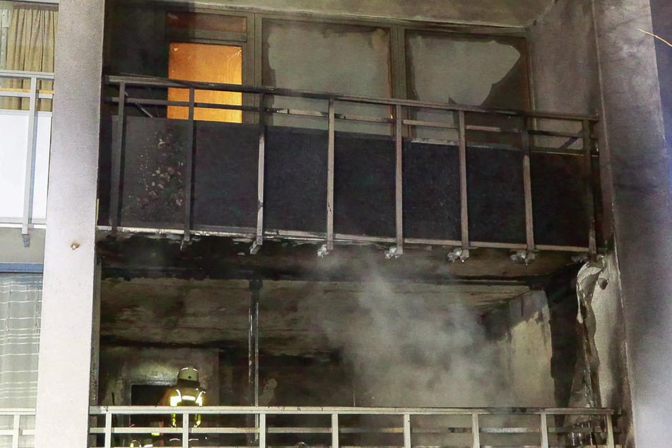 Das Feuer griff auch über die darüberliegende Wohnung im ersten Stock über.
