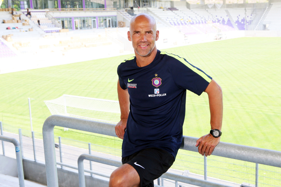Der frühere Aue-Coach Thomas Letsch (52) trainiert mittlerweile Vitesse Arnheim und setzt im Tor auf Markus Schubert (23).