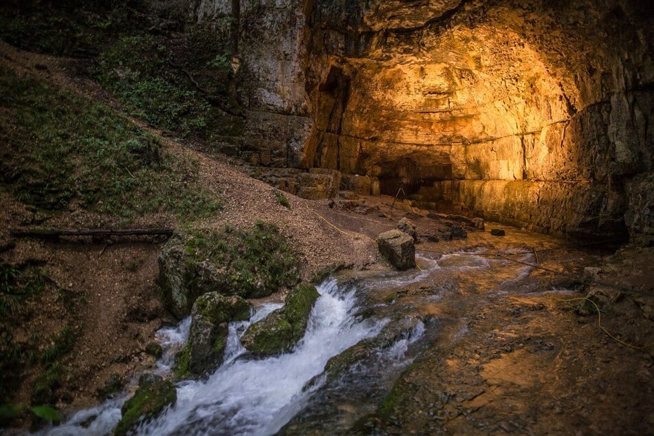 Die Wandergruppe betrat die Falkensteiner Höhle in Grabenstetten. Des Öfteren kam es hier in der Vergangenheit zu Rettungsaktionen.