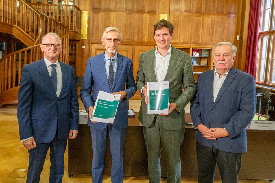 Karl-Heinz Binus (70, Taskforce), Innenminister Armin Schuster (63, CDU), Staatskanzlei-Chef Conrad Clemens (41, CDU) und Klaus Fleischmann (73, Taskforce, v.l.) bei der Übergabe des Berichts im Sächsischen Staatsarchiv.