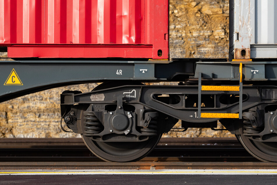 Güterzug entgleist: Waggon kippt um und verliert Ladung