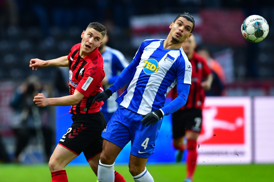 Karim Rekik (r) im Zweikampf mit Freiburgs Roland Sallai.