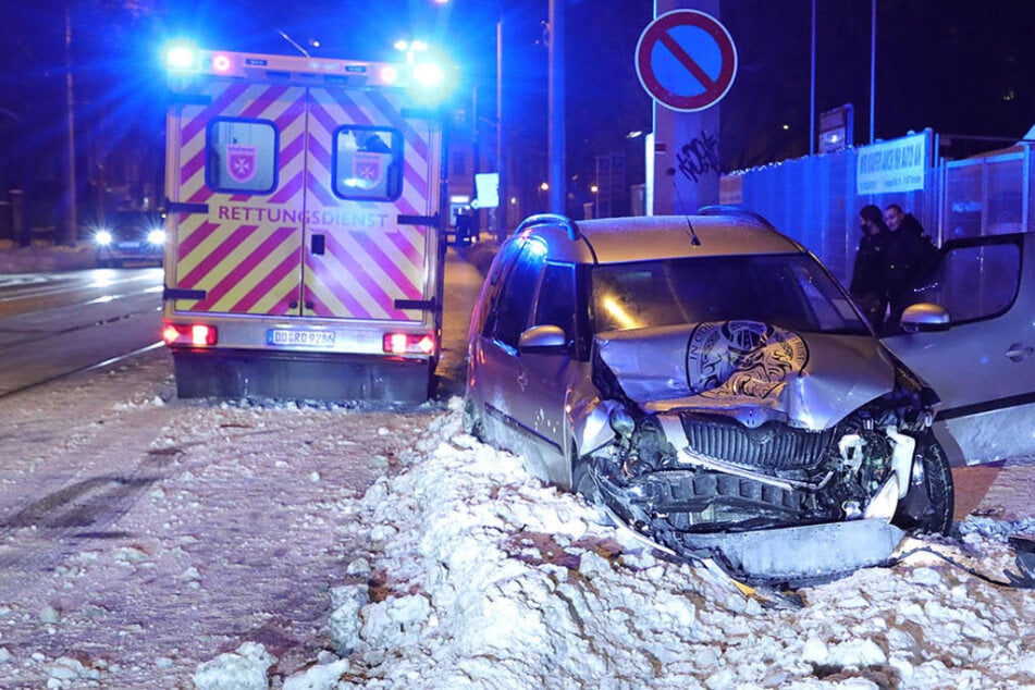 Unfall auf der Leipziger: Skoda schleudert über Fußweg und knallt gegen Zigarettenautomaten!