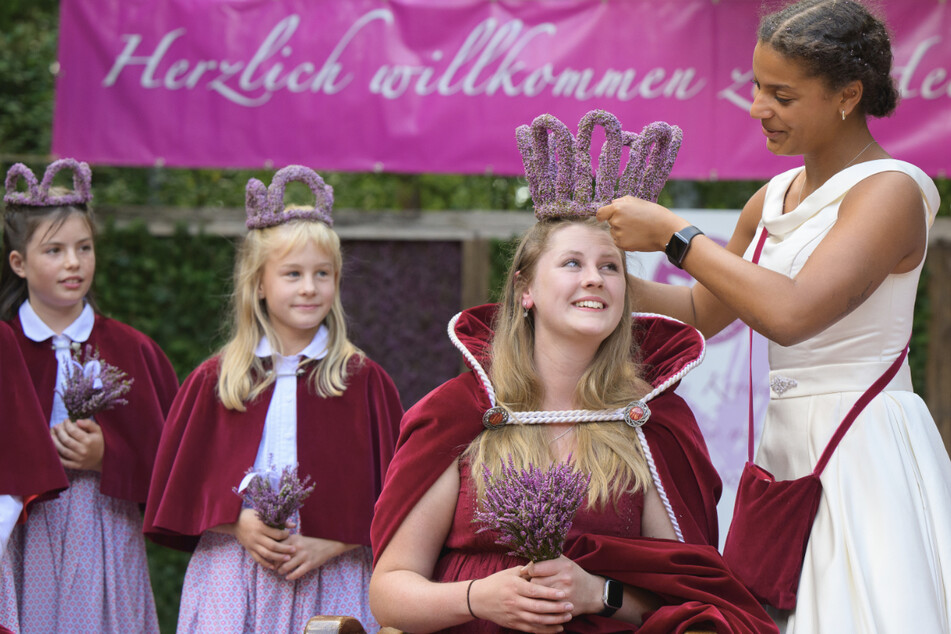 Leonie Laryea (22, rechts) krönt Franziska Röhrs zur ihrer Nachfolgerin als Heideblütenkönigin.