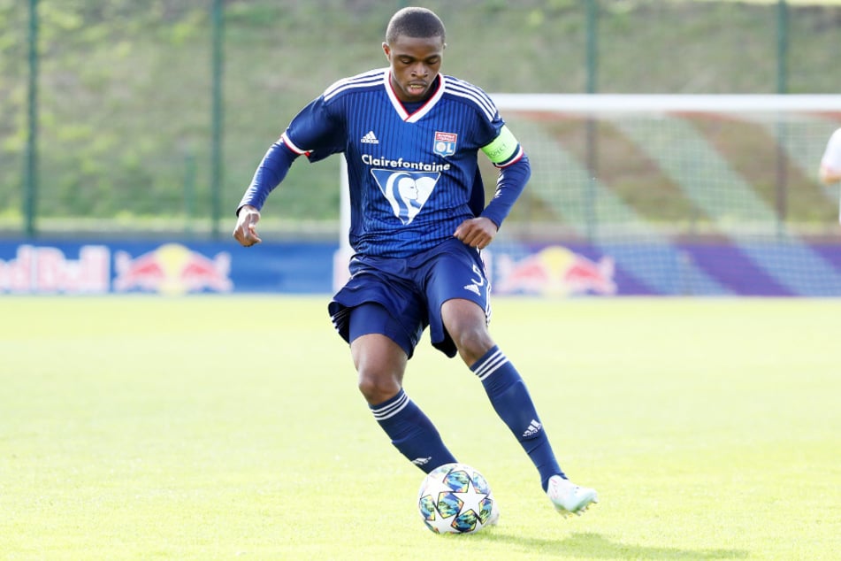 Der FC Bayern München hat offenbar ein Auge auf Pierre Kalulu (19) von Olympique Lyon geworfen, der allerdings wenig überzeugt scheint.