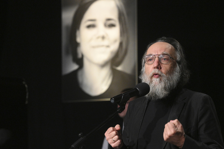 Der Nationalist Alexander Dugin sprach bei der Trauerfeier für seine Tochter im August.
