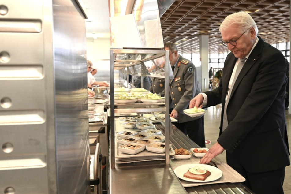 Bundespräsident Frank-Walter Steinmeier (67) holte sich in der Bundeswehr-Kantine sein Mittagessen.