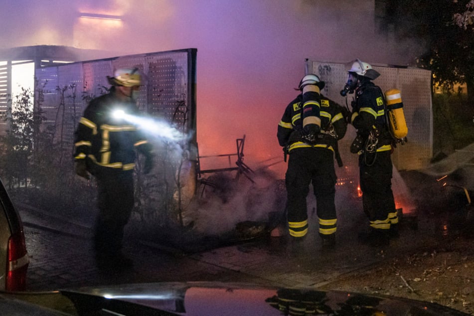 Das Übergreifen des Feuers auf ein angrenzendes Mehrfamilienhaus konnte von den Feuerwehrleuten verhindert werden.