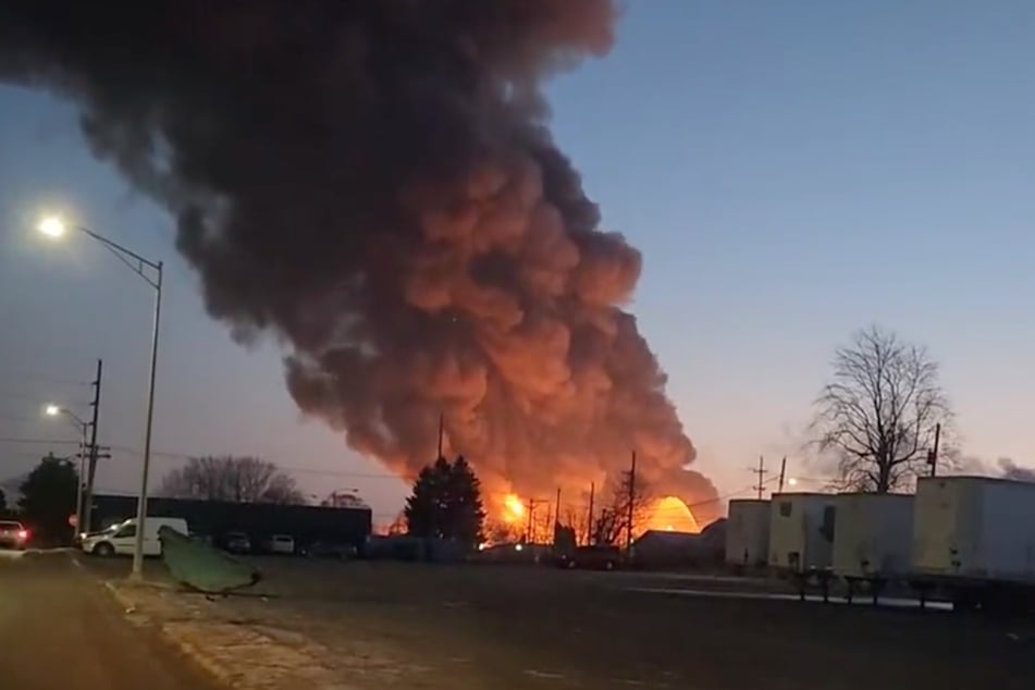 Beklemmende Szenen im Großraum Chicago: Eine Möbelfabrik steht lichterloh in Flammen.