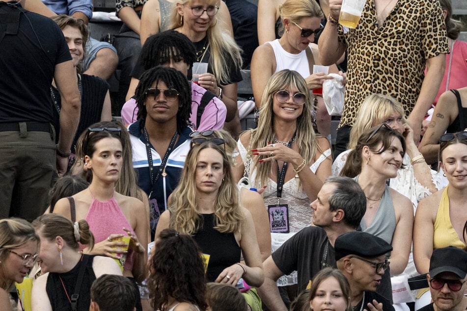 Im Publikum mit dabei: Tom Kaulitz' (35) Familie - Ehefrau Heidi Klum (52) und die Stiefkinder.