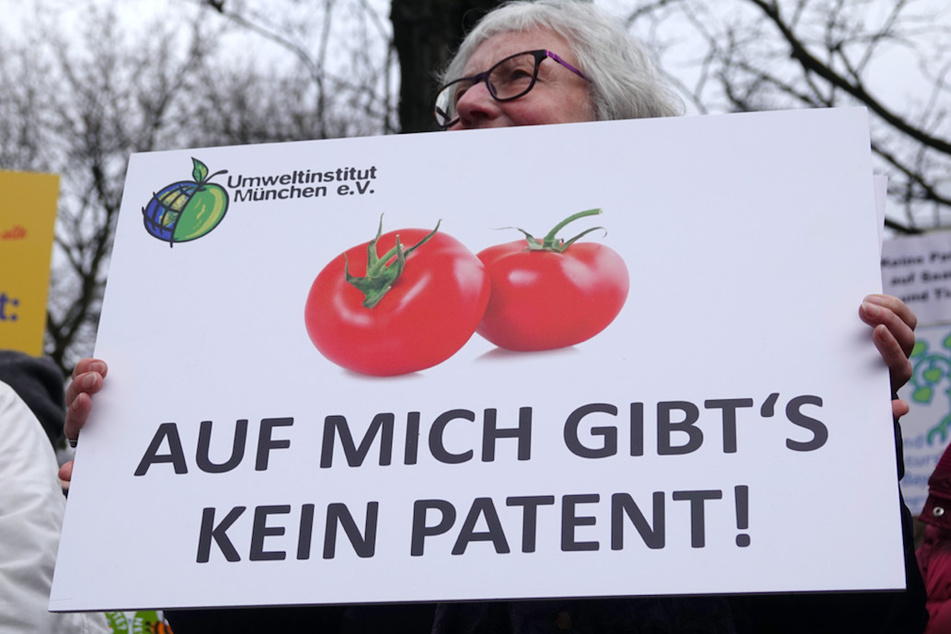 Eine Frau demonstriert 2019 gegen Patente auf Pflanzen und Tiere vor dem Europäischen Patentamt.