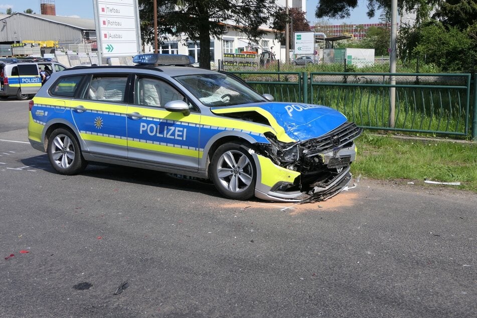 Dieser Streifenwagen hatte den Smart gerammt.