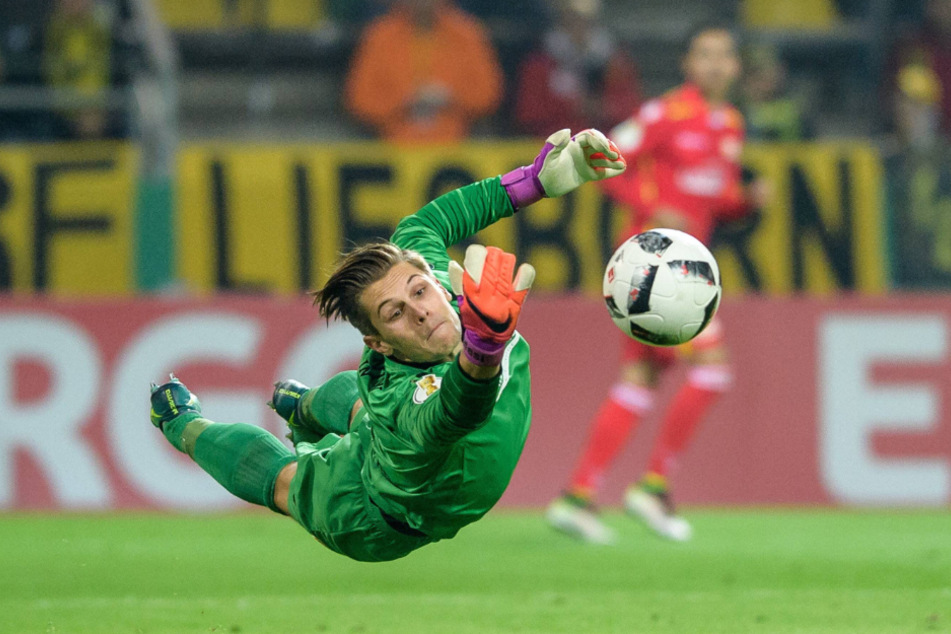 So schön fliegt Daniel Mesenhöler (28). Das Foto entstand im DFB-Pokalspiel von Union Berlin bei Borussia Dortmund. Der damalige Zweitligist flog im Oktober 2016 im Elfmeterschießen raus.