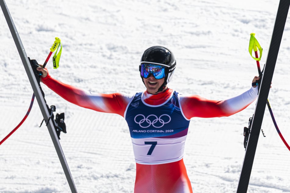 Bei Franjo von Allmen (24) ist die Freude nach dem Zielschuss riesig, denn er weiß, dass er gerade eben etwas historisches geschafft hat.