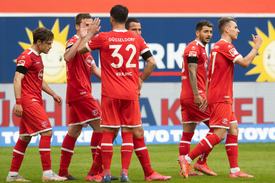 Düsseldorfs Felix Klaus (r.) jubelt nach seinem Treffer zum 1:0 gegen den FC St. Pauli. Nach der überraschenden Führung kam die Fortuna viel besser in die Partie.