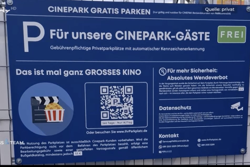 Das Schild wirbt mit "Gratis Parken" und suggeriert, zum daneben befindlichen Kino zu gehören.