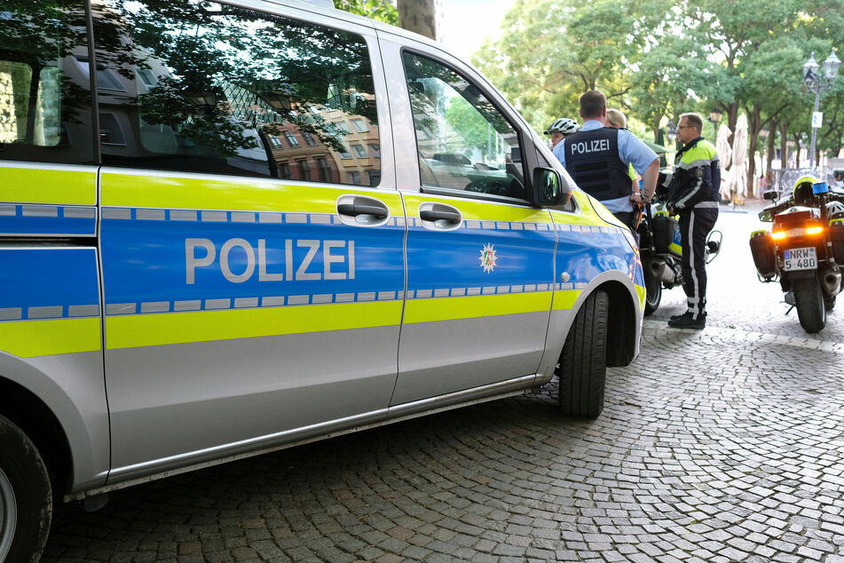 Sturzbetrunkener Brummi-Fahrer erfasst Radler, demoliert Autos und flieht
